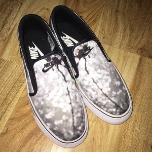 Women’s Nike vans no laces size 9